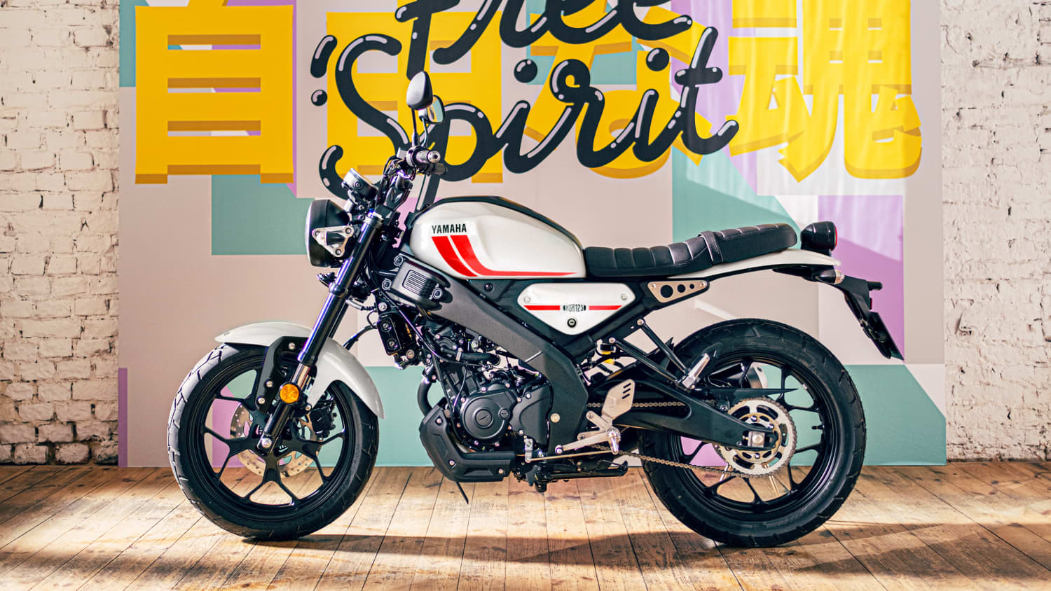 Seitenansicht einer stehenden Yamaha XSR 125