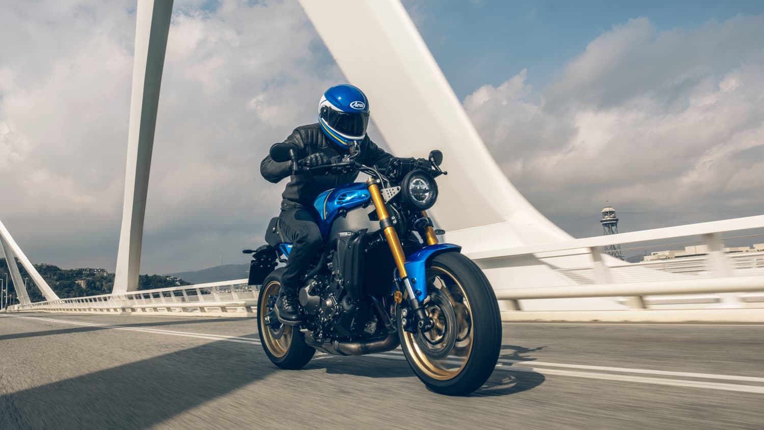 Die Yamaha XSR 900 fahrend von vorne