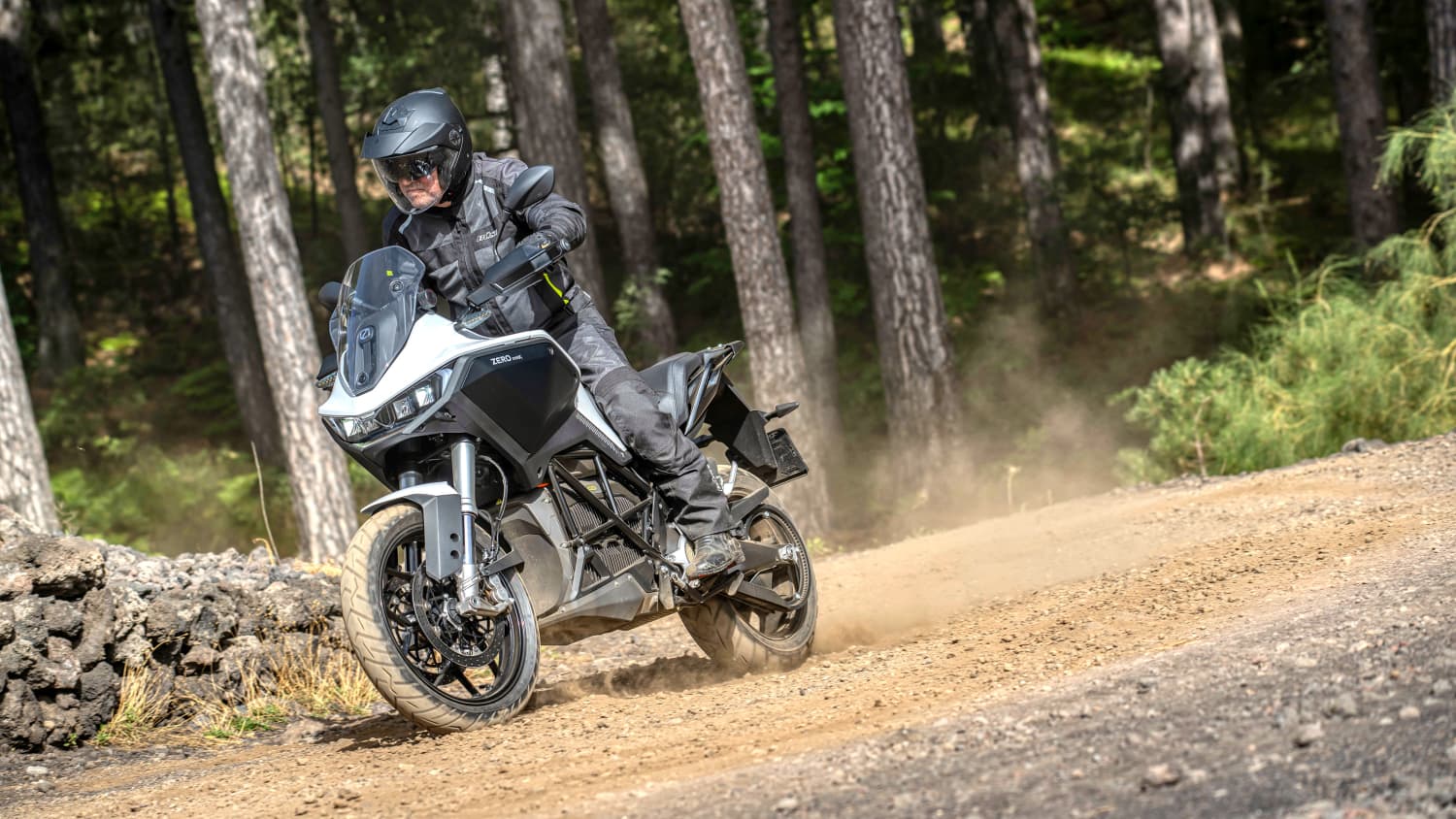 Die neue Elektro-Adventure Maschine Zero DSR/X während der Fahrt auf einer Schotterstrasse im Wald