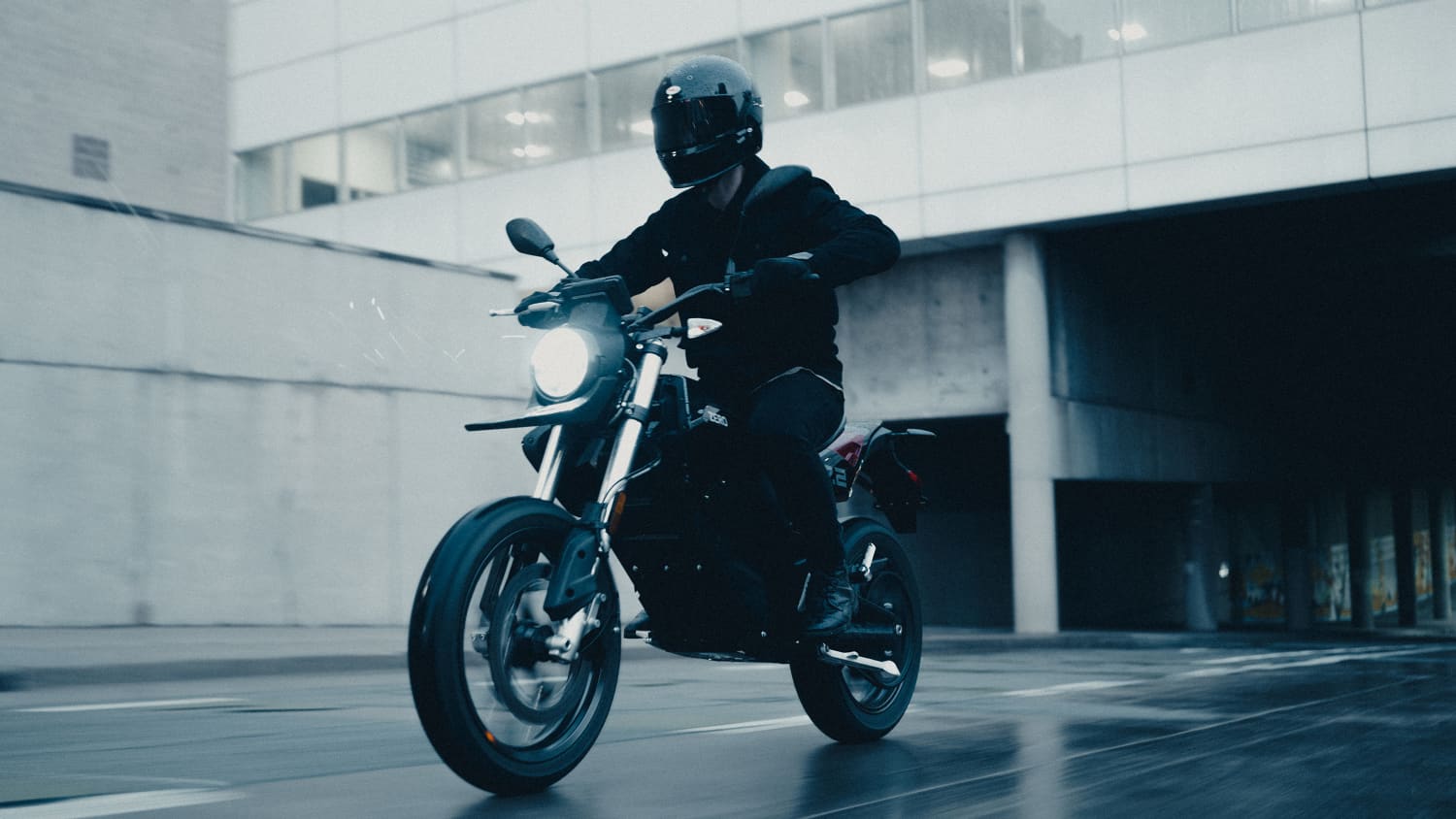 Die Zero FXE 7.2 fahrend von vorne