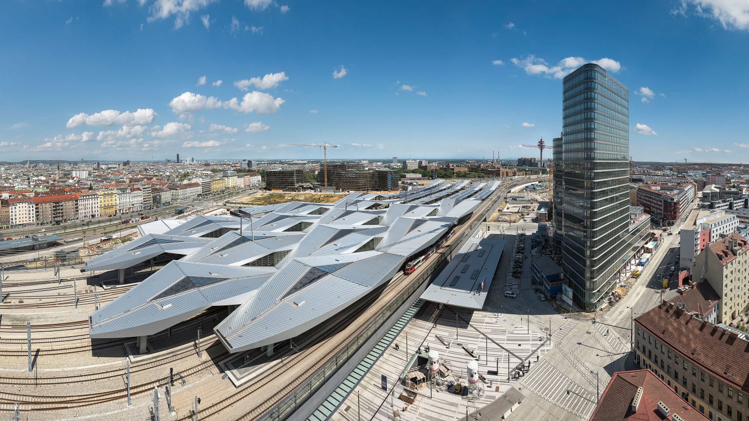 Der Wiener Hauptbahnhof von oben zu sehen