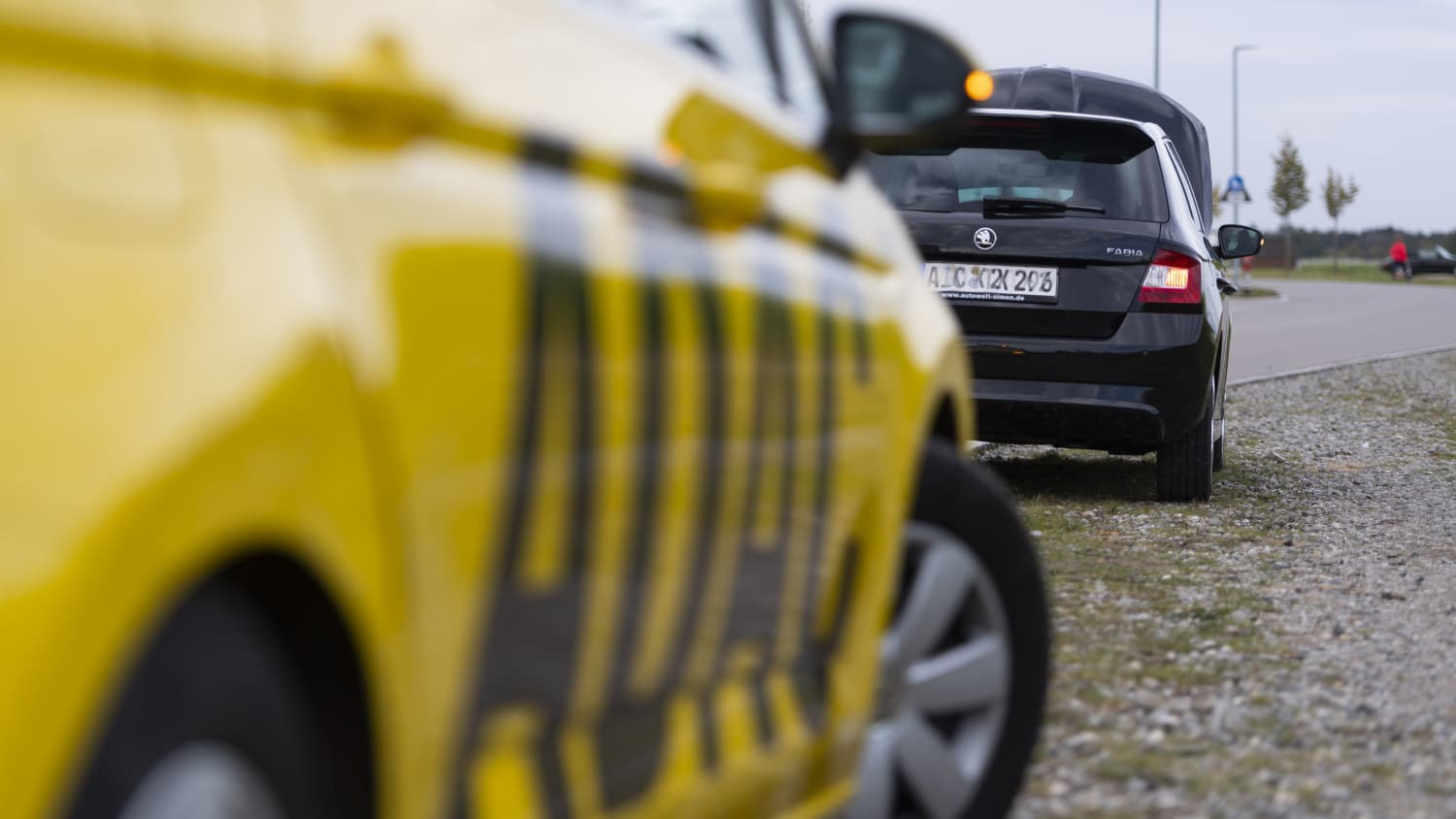 Auto der Pannenhilfe steht am Straßenrand