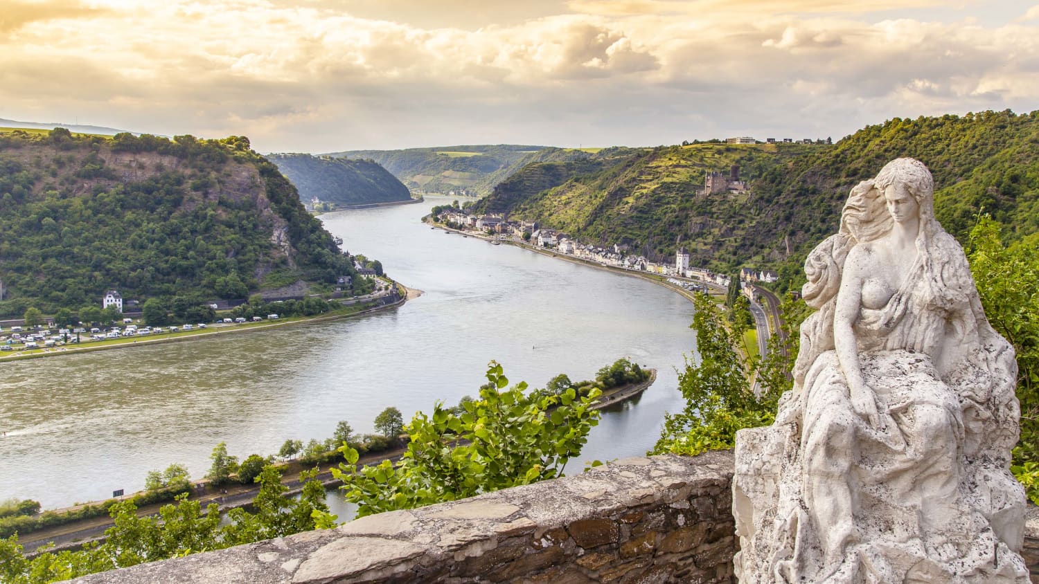 Die Loreley im Abendlicht vor dem Rheintal-Panorama