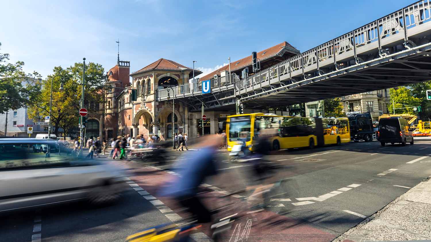 Viel Verkehr am Schlesischem Tor in Berlin
