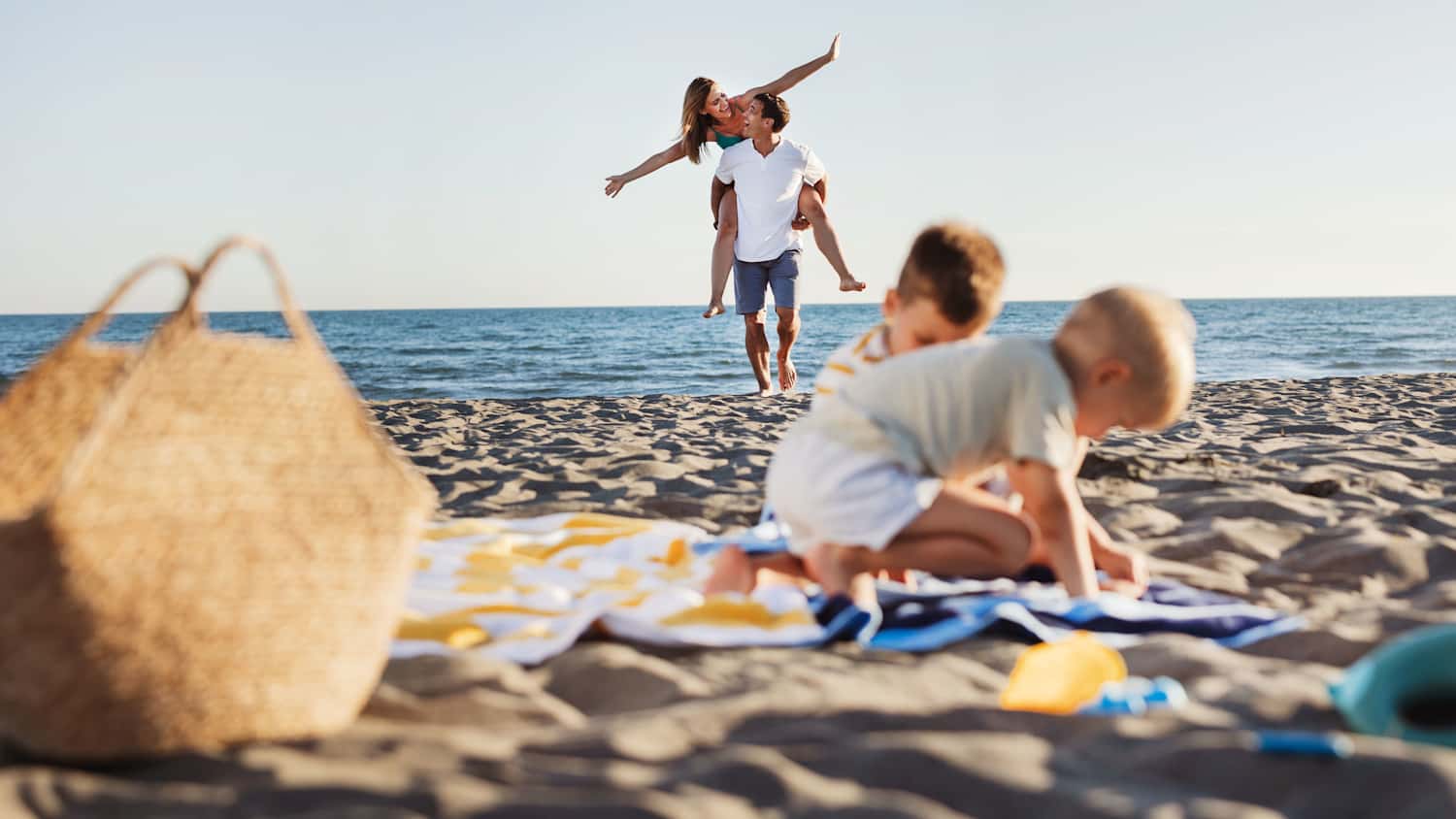 Eine Famile ausgelassen am Adria-Strand in Italien