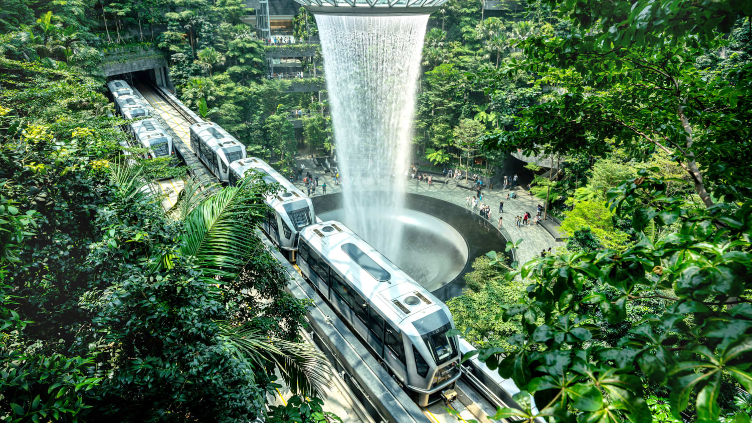 Der Changi Airport von Singapur, einer der größten Flughäfen der Welt  mit seiner Terminal-Bahn und dem Tropenhaus