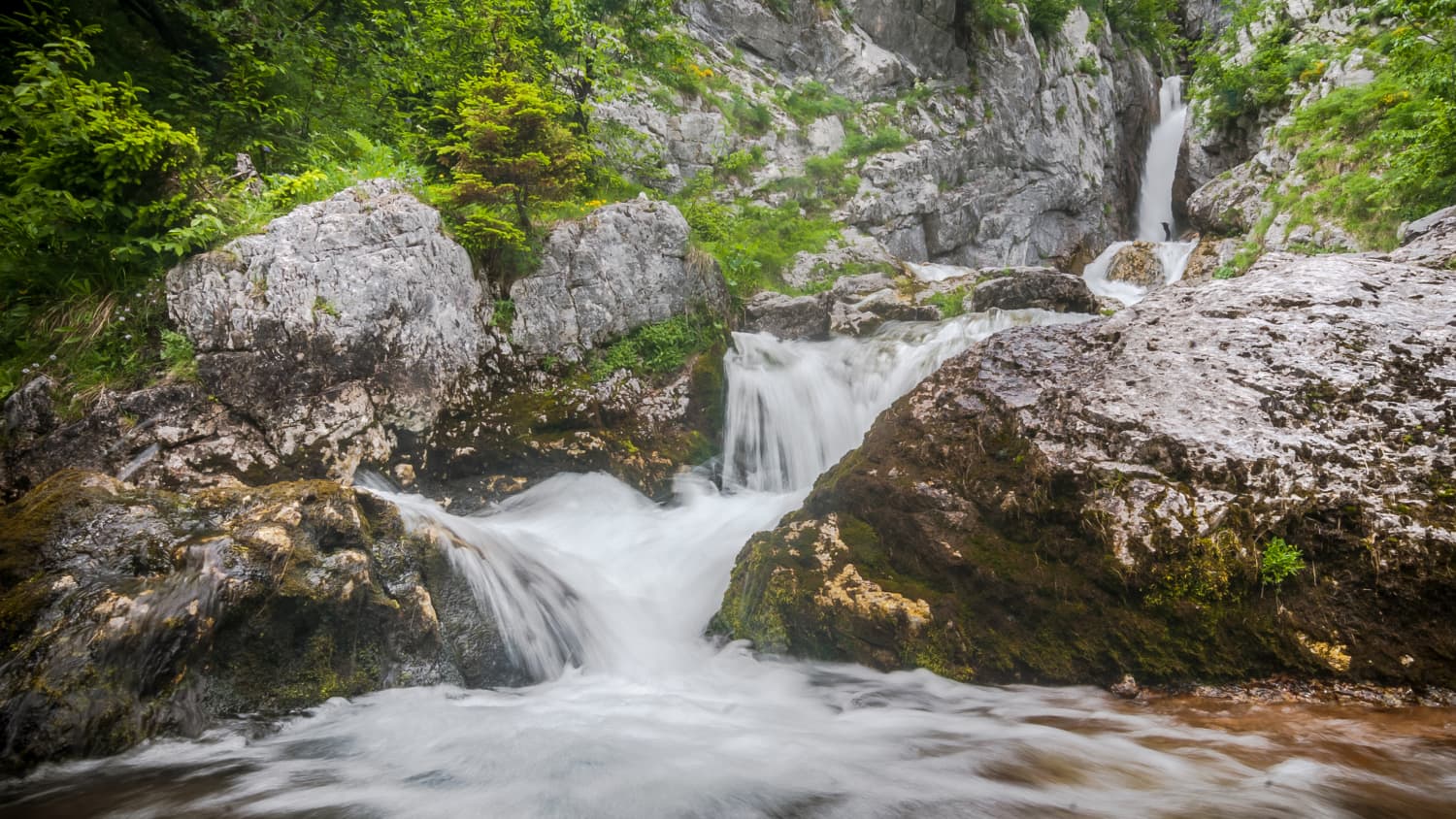ein kleiner Wasserfall in den Alpen