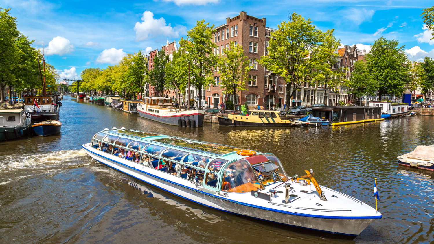 Ein ausflugsboot in Amsterdam auf einer Gracht