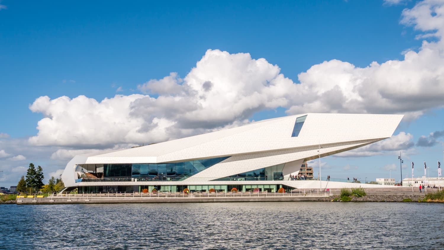 Das eYE Filmmuseum in Amsterdam von der Wasserseite aus