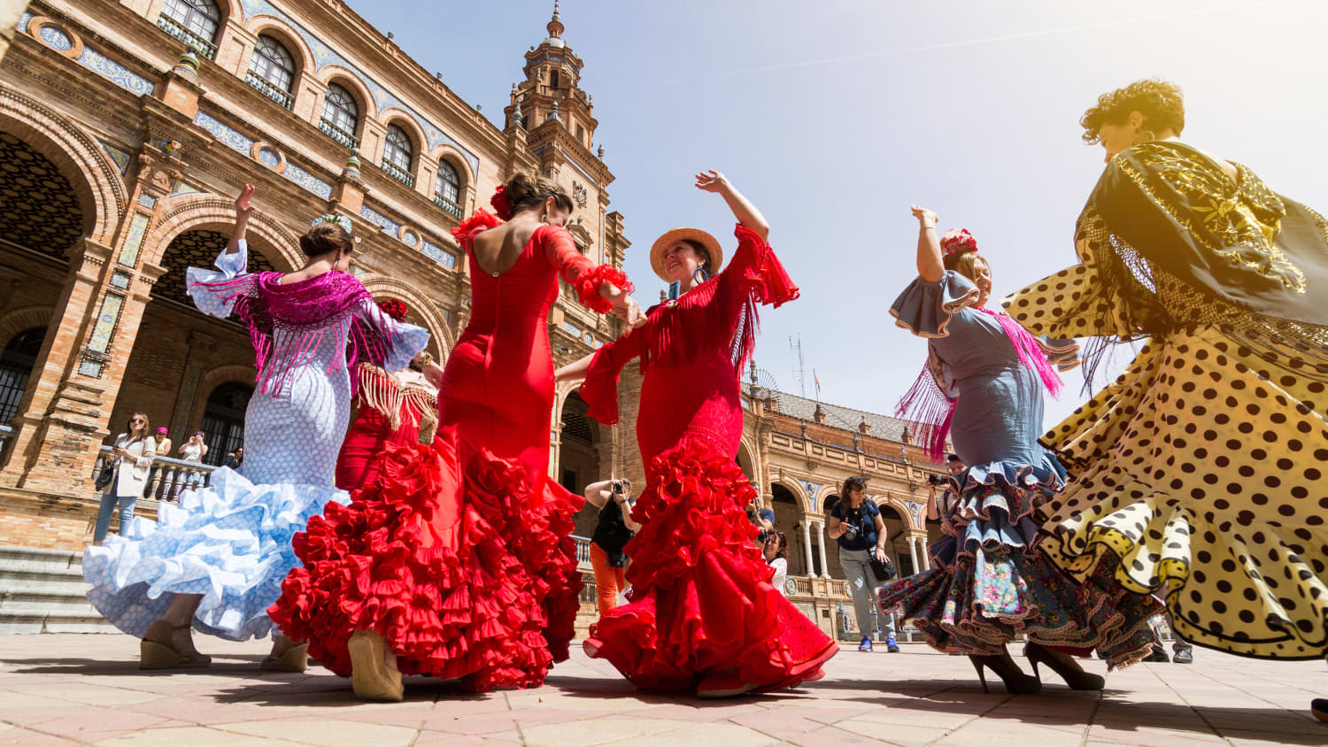 Flamencotänzerinnen auf der Plaza de España in Sevilla