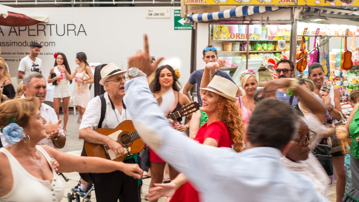 Partystimmung bei der Feria de Agosto in der Innenstadt von Málaga