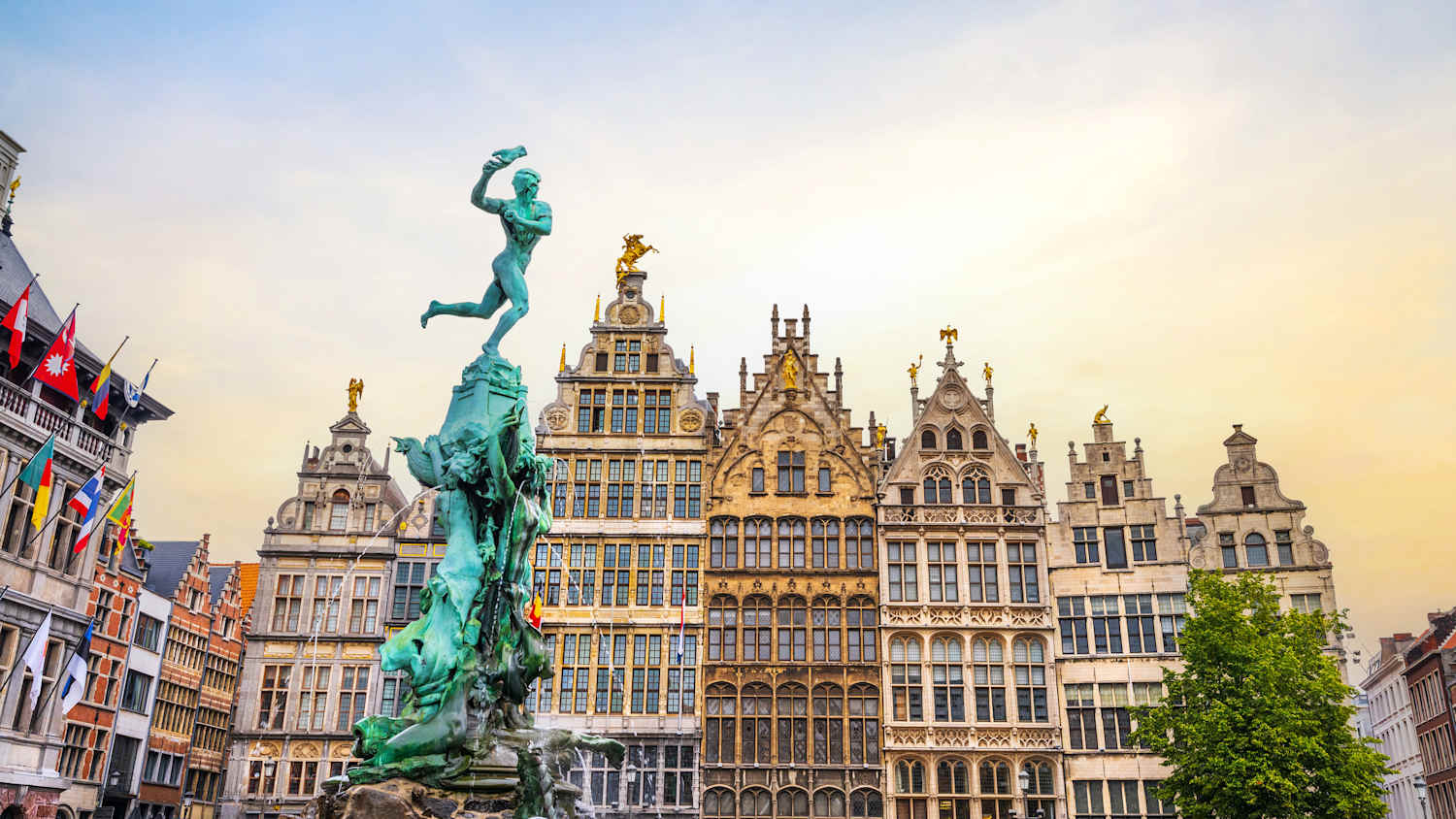 Der Grote Markt mit dem Brabo Monument in Antwerpen in Belgien