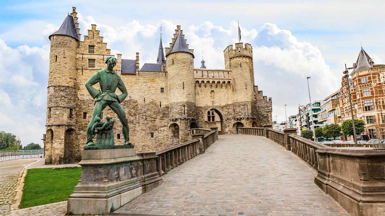 Schloss Het Steen mit dem Monument Lange Wapper davor