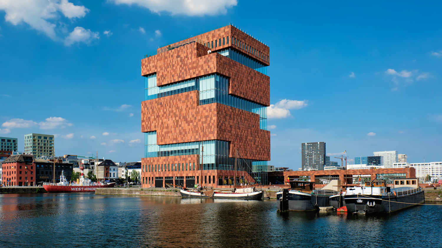 Außenansicht des MAS Museums in Antwerpen