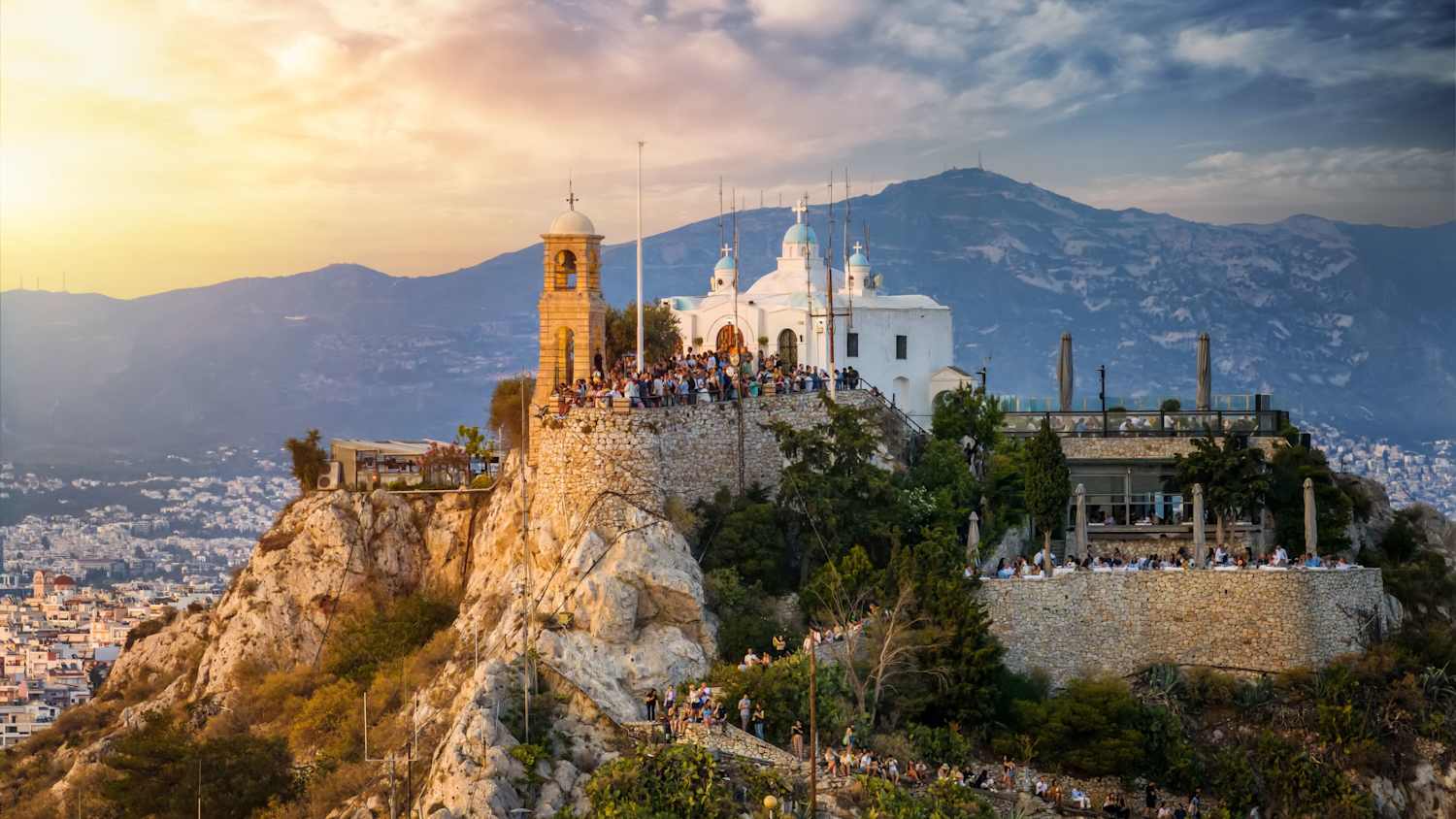 Luftaufnahme des Sonnenuntergangs auf dem Gipfel des Lycabettos-Hügels, Athen