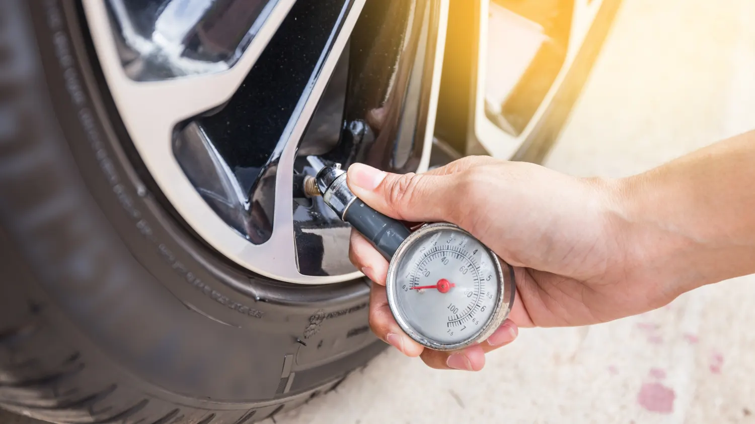 Der richtige Luftdruck beim Auto: Reifendruck messen, einstellen, prüfen