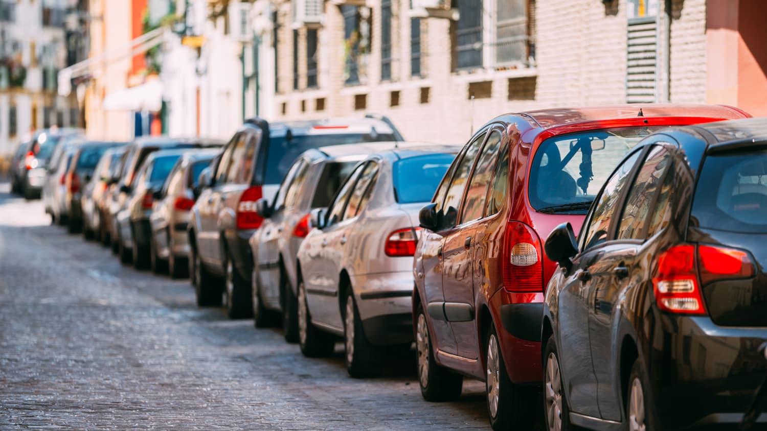 Parkende Autos in einer Strasse