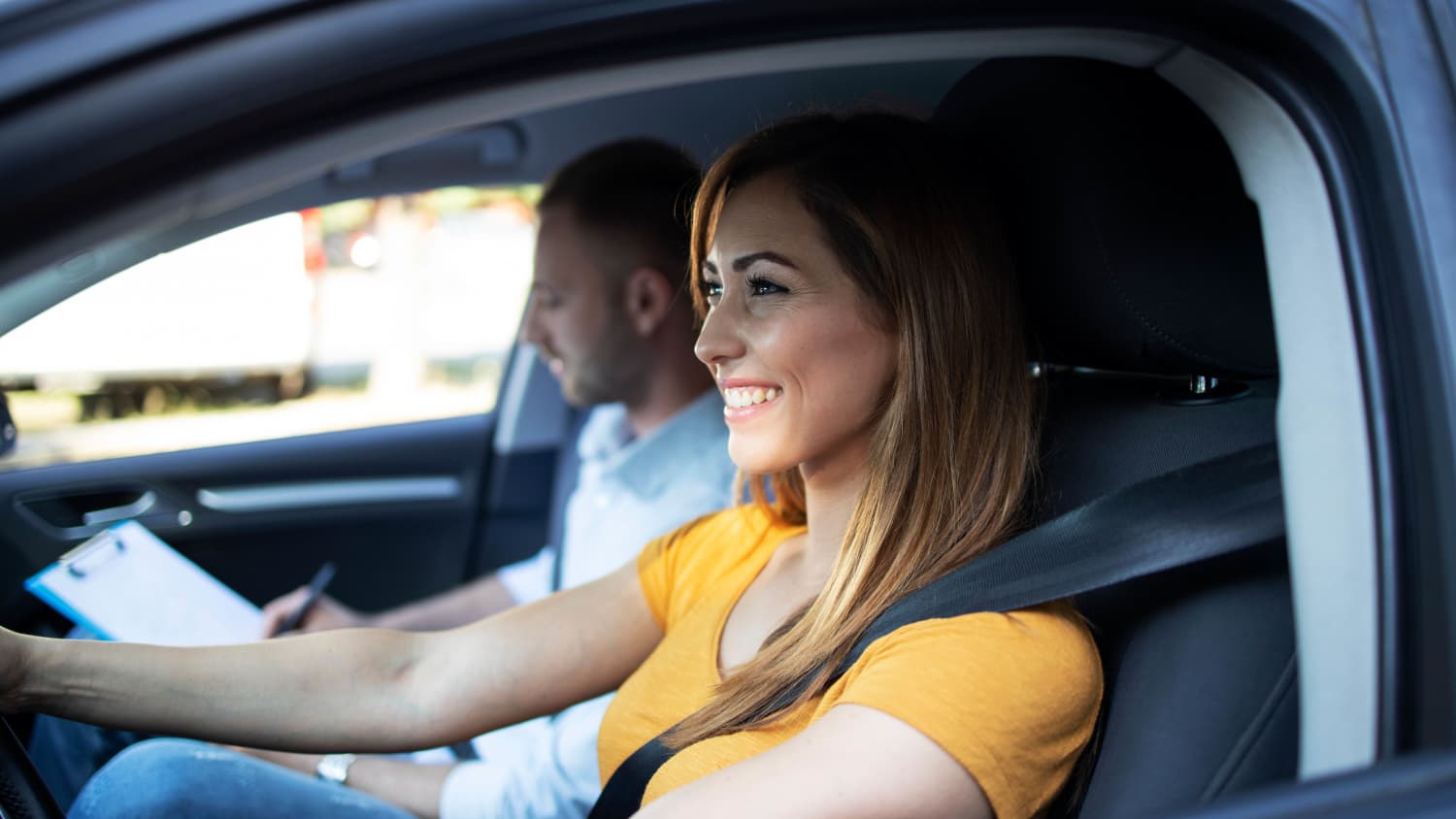 Eine junge Frau nimmt Fahrstunden