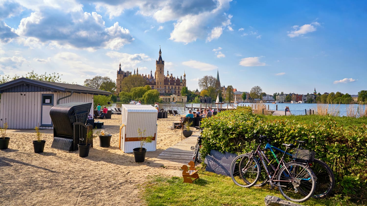 Restaurant am Ufer des Schweriner See mit Blick auf das Schweriner Schloss