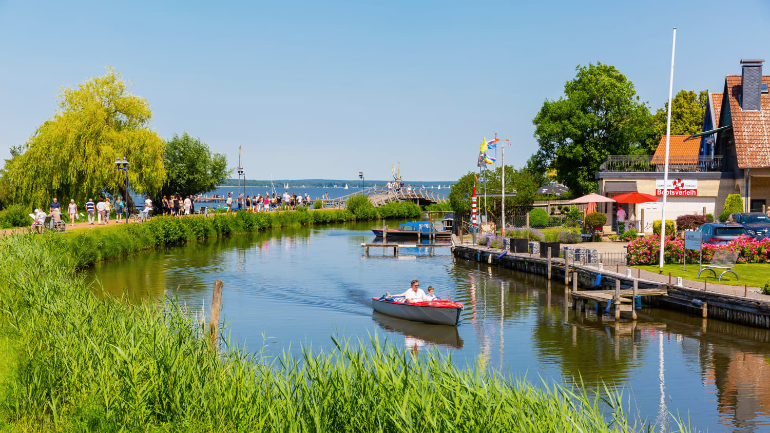 Bootsfahrer und Spaziergänger am Steinhuder Meer