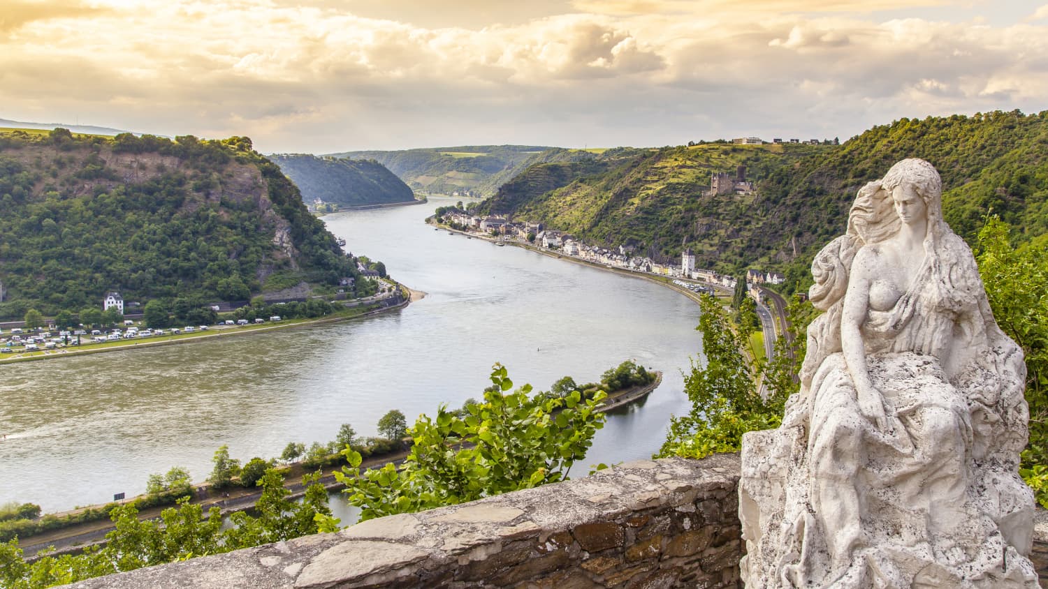 Blick von der Loreley Figur auf das Rheintal und Sankt Goarshausen