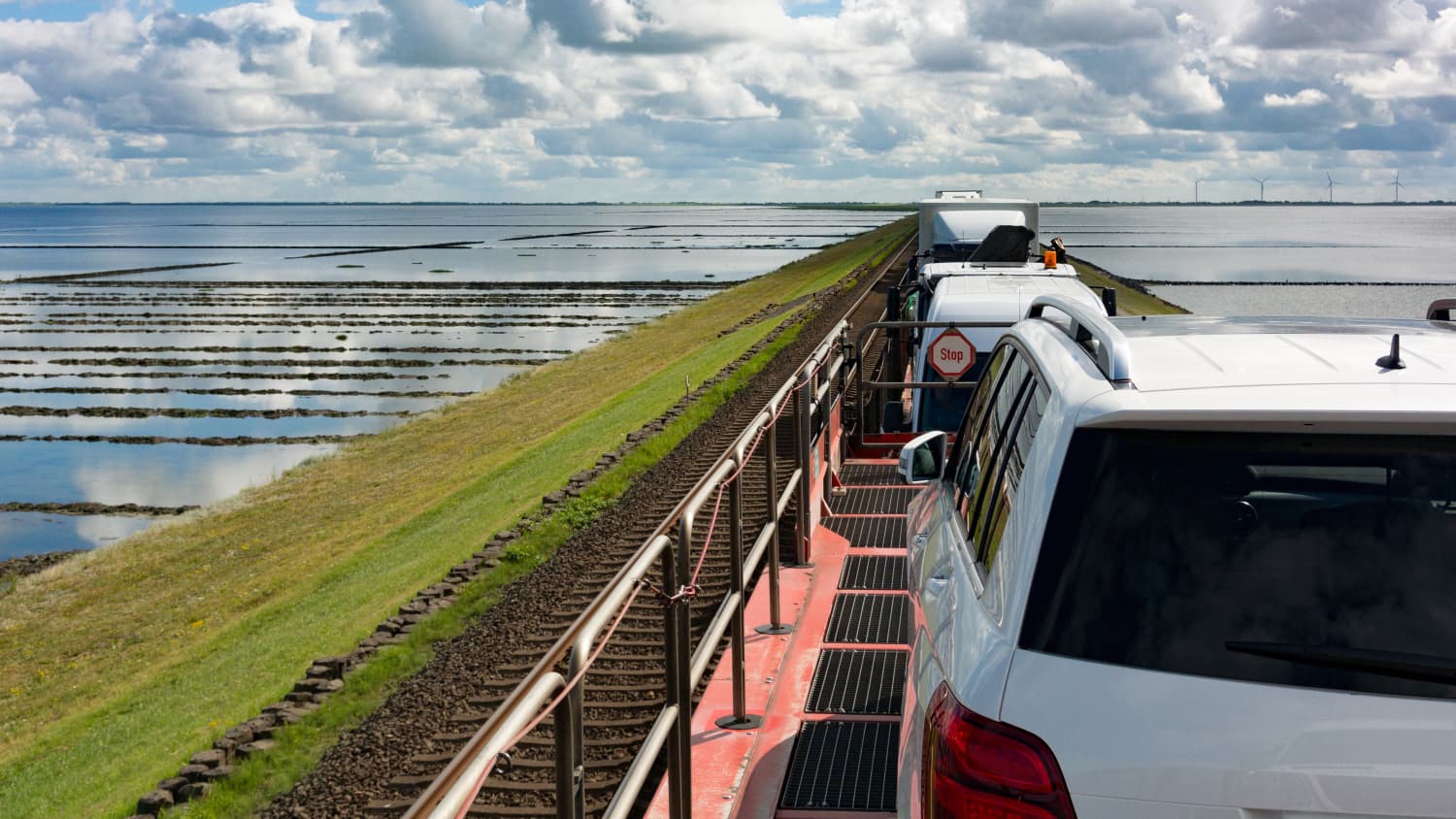 Autozug auf dem Hindenburgdamm auf dem Weg nach Sylt