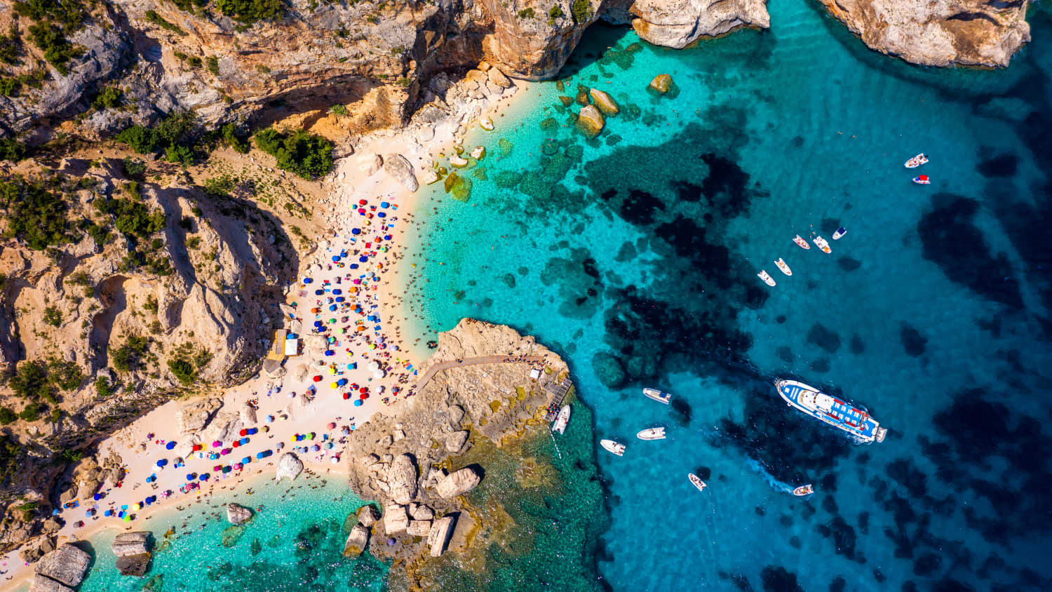 Luftaufnahme des Strand Cala Mariolu auf Sardinien