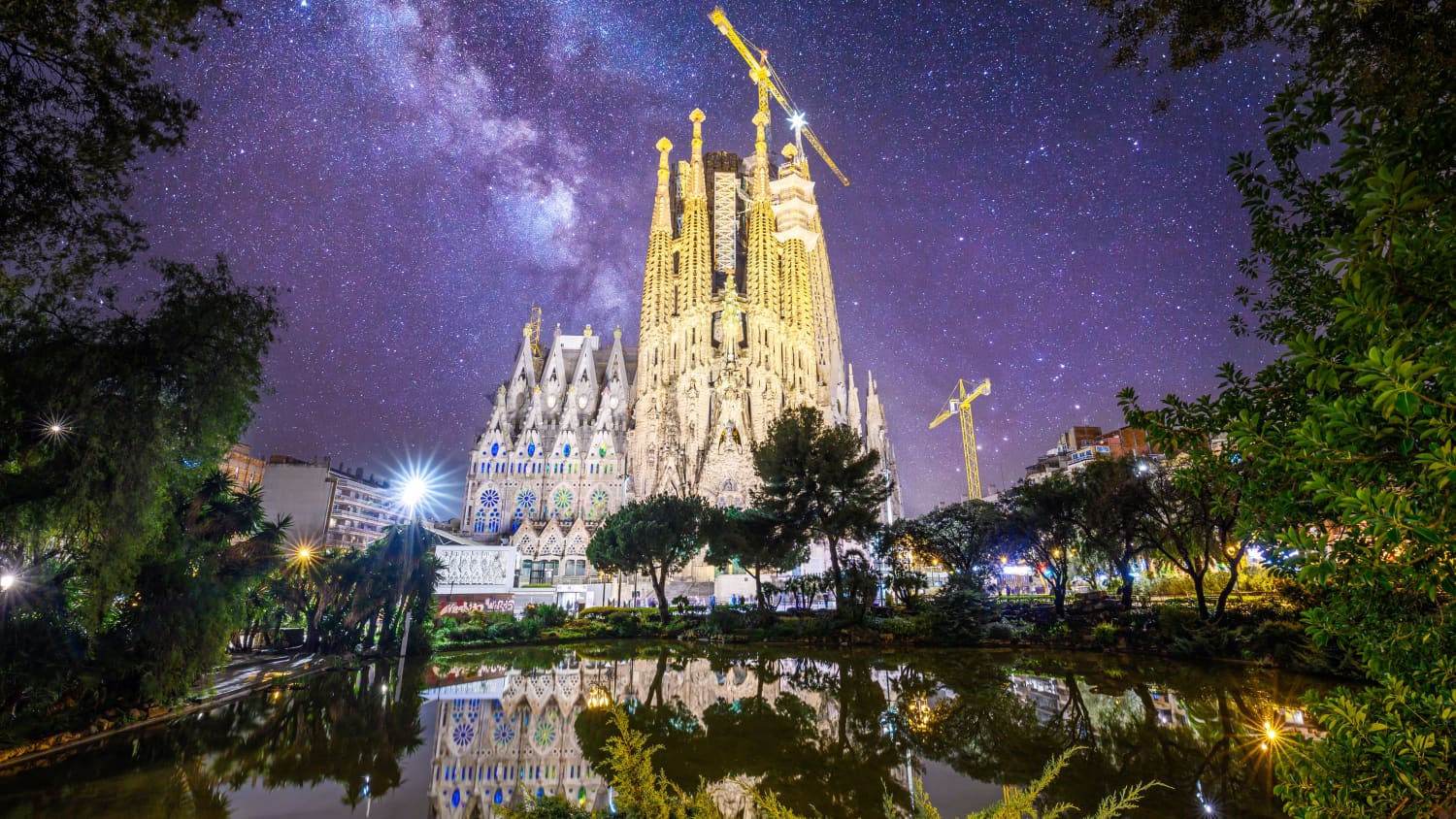 Barcelona bei Nacht mit Blick auf die Sagrada Familia