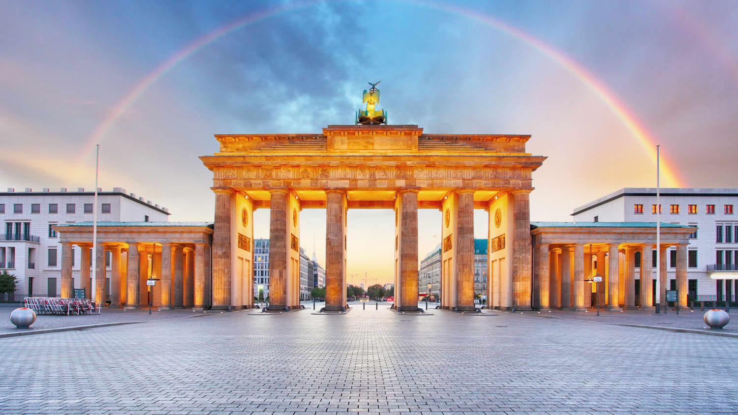 Das Brandenburger Tor in Berlin mit einem Regenbogen