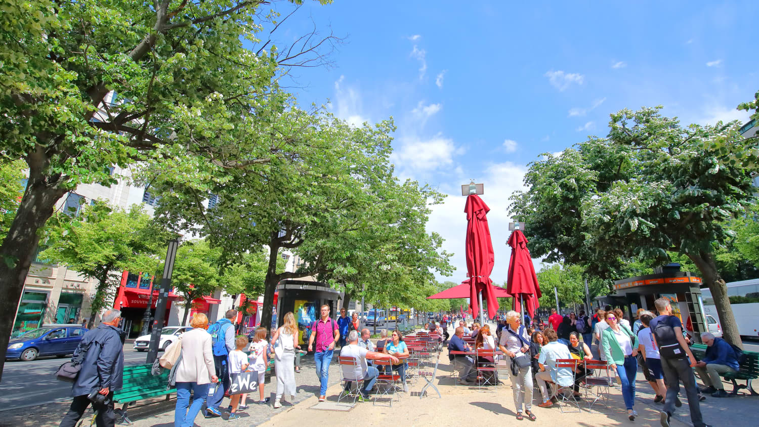 Eins belebtes Strassencafe unter den Linden in Berlin