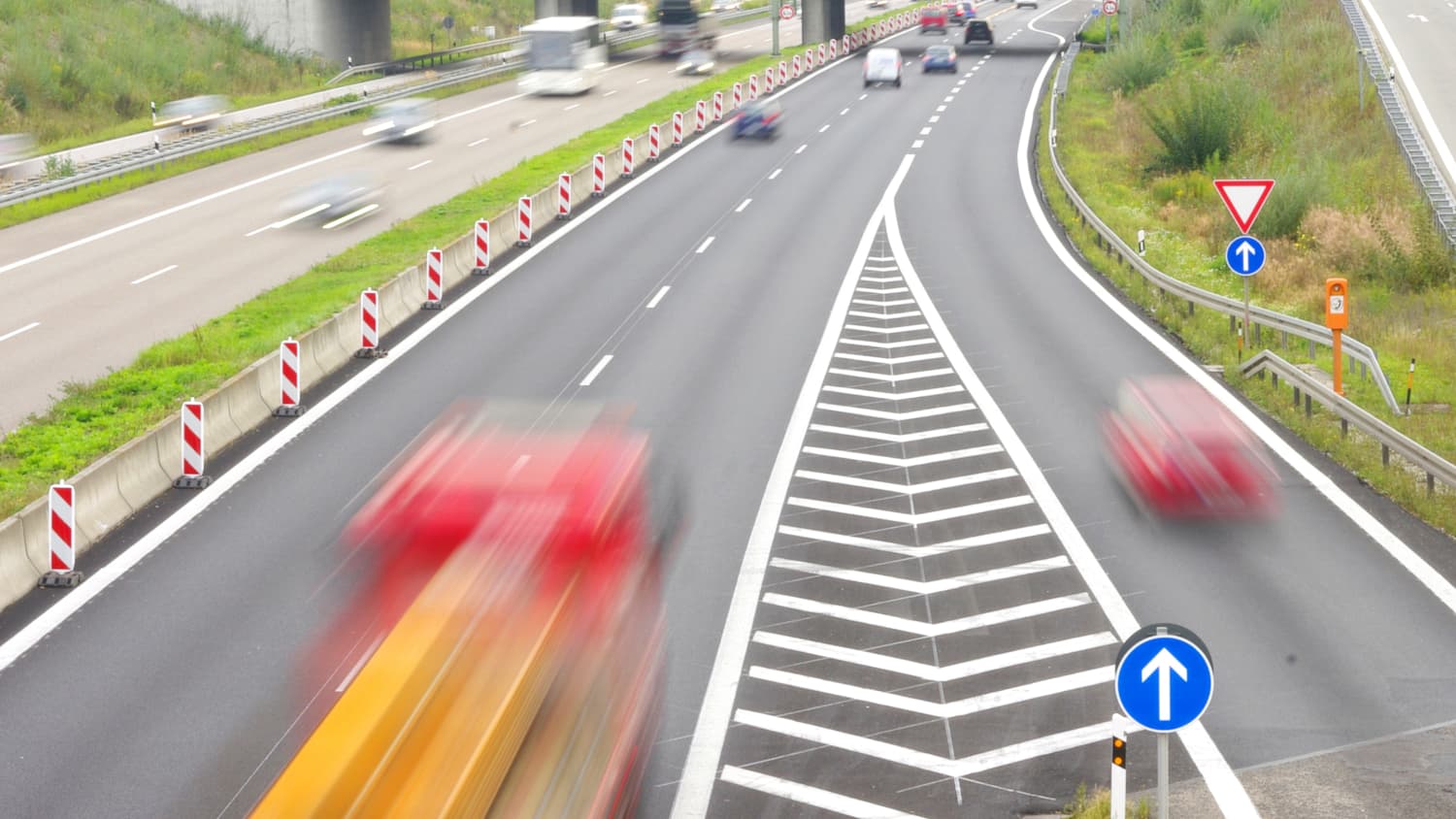 Ein Auto beschleunigt auf der Beschleunigungsspur