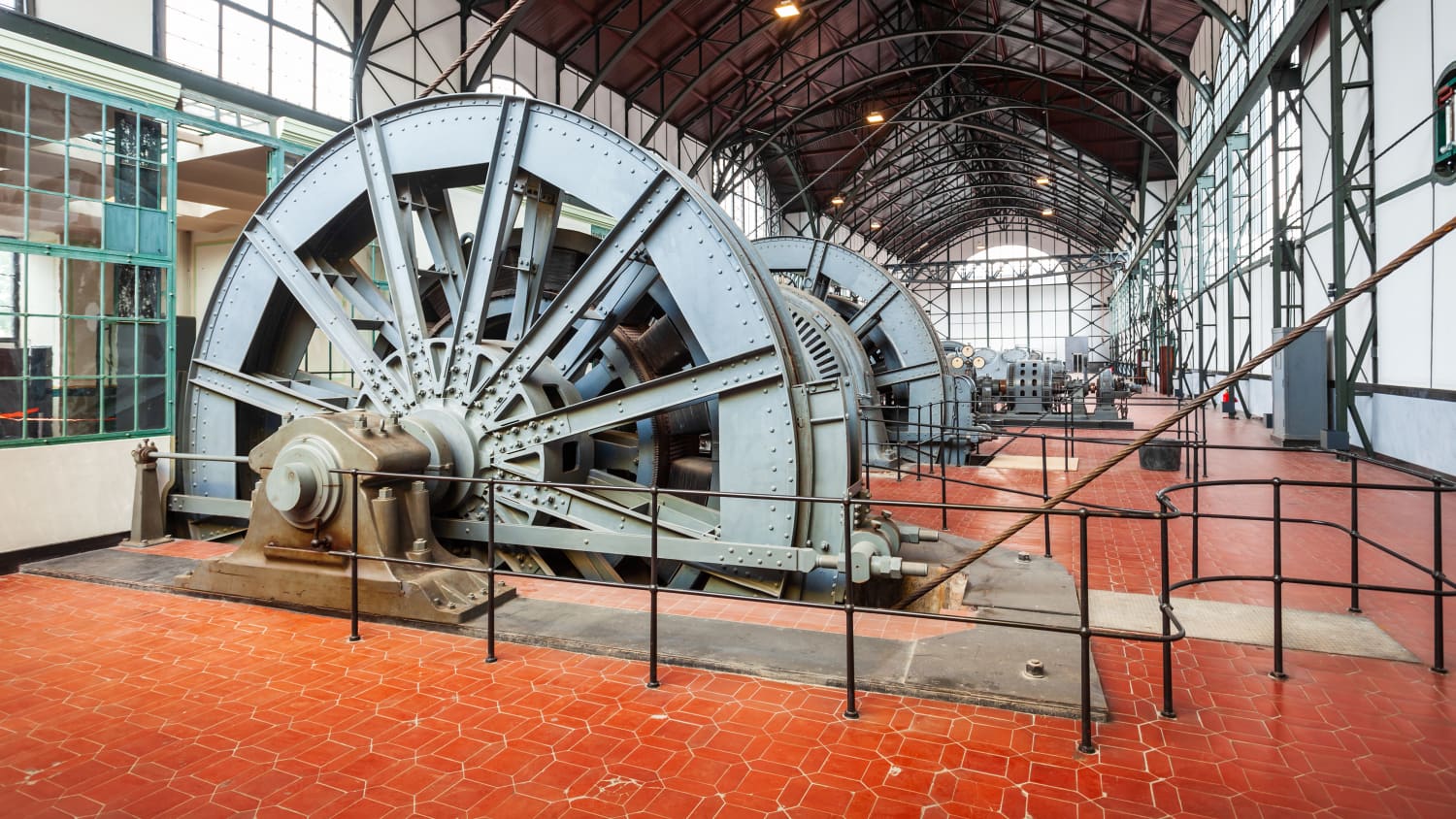 Große alte Industrie-Halle mit riesigen Rädern.