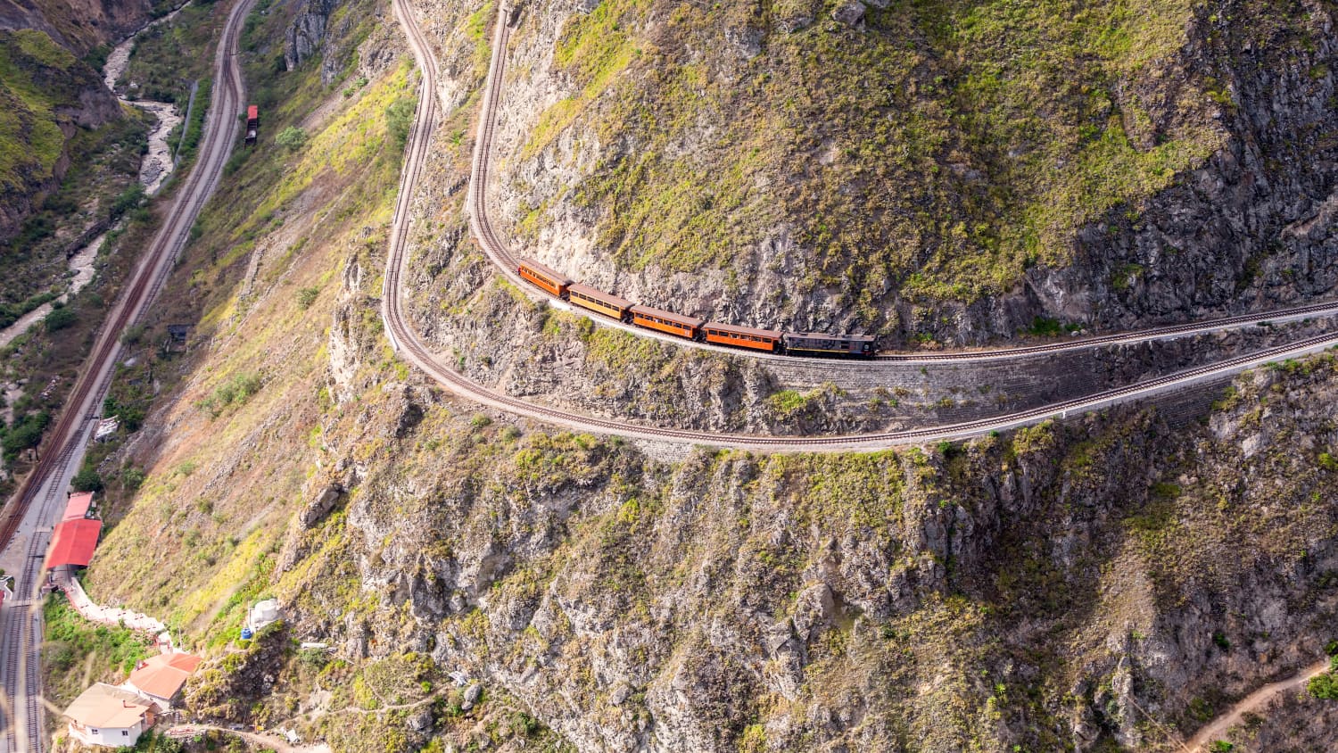Ein Zug fährt in Ecuador durch die Anden an der Teufelsnase entlang