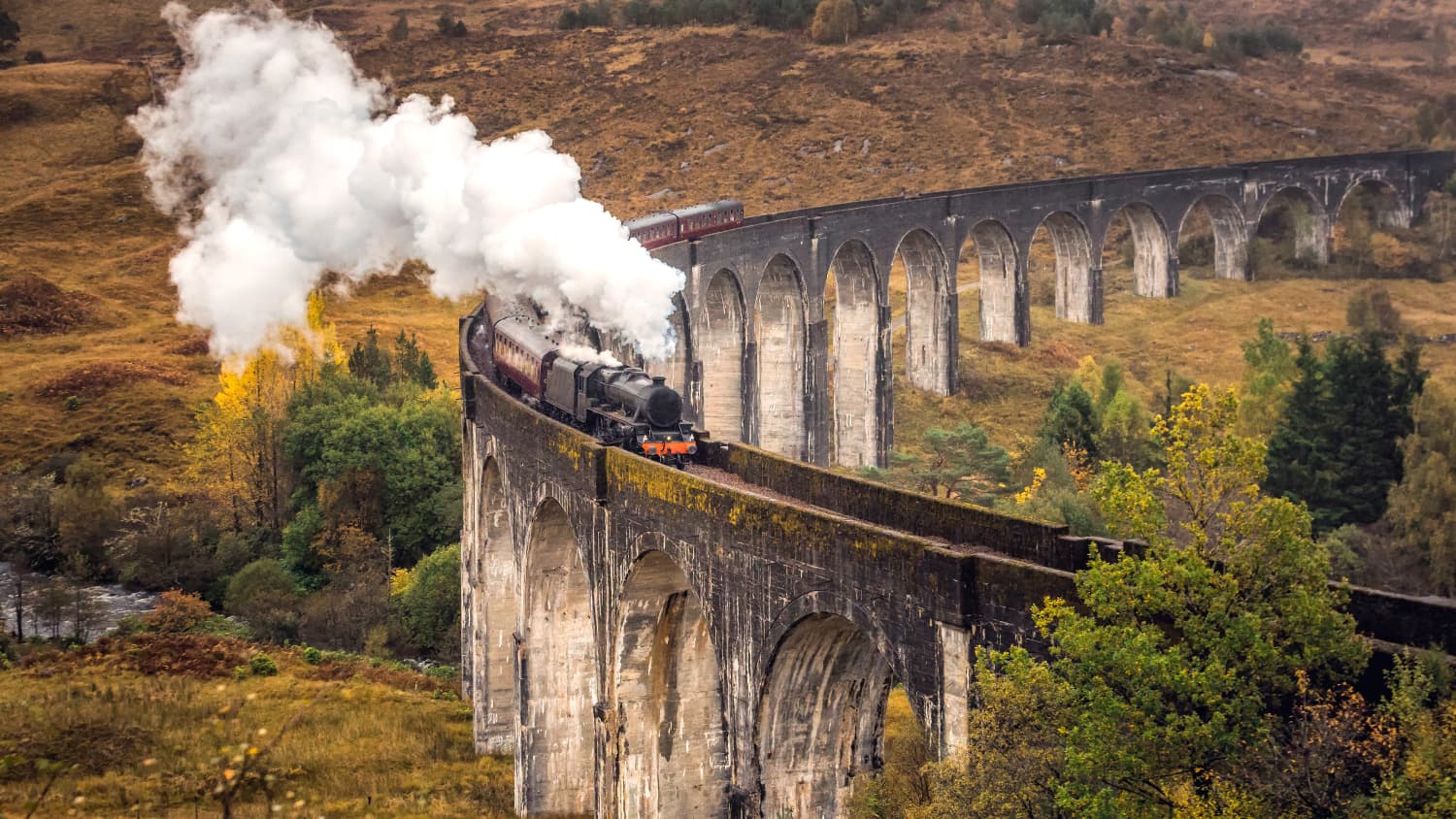 Ein Zug der West Highland Line fährt über das Glenfinnan Viadukt in Schottland