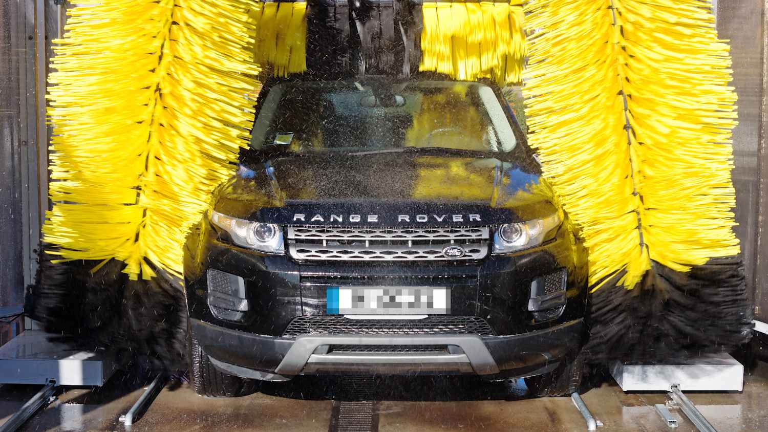 Ein Land Rover Range Rover fährt durch eine Waschstraße