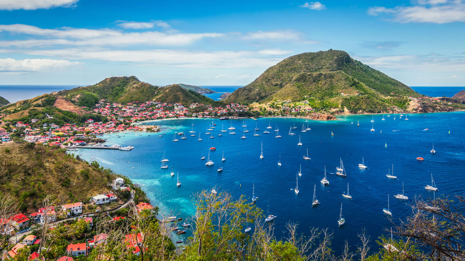 Blick auf die weite Bucht und die Stadt von Guadeloupe Terre de Haut der gleichnamigen Insel