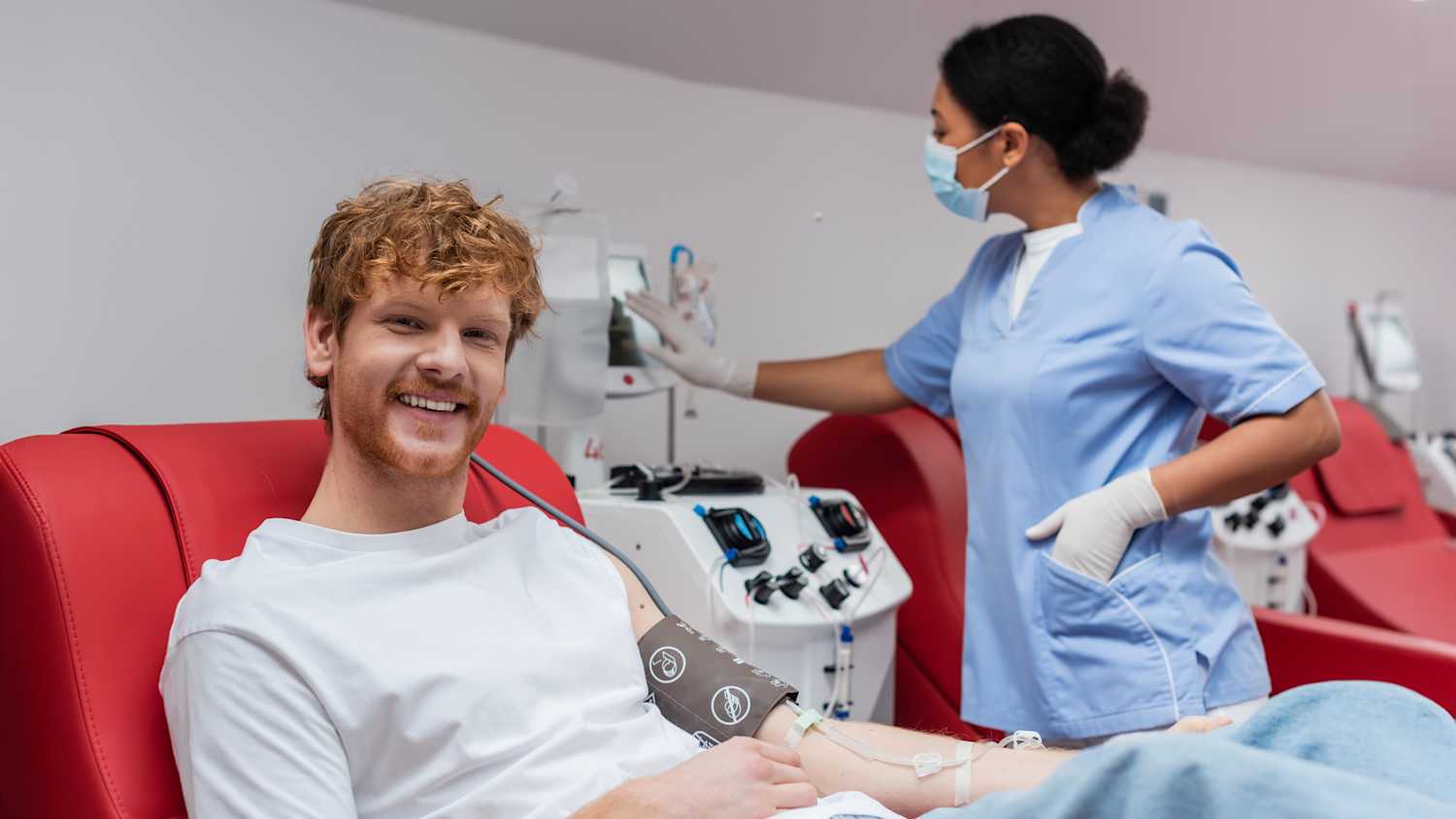 Ein junger Mann beim Blutspenden