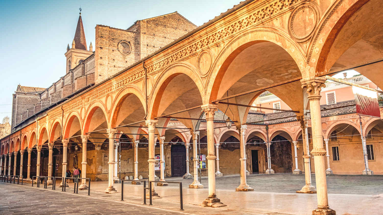 Die Säulengänge/Arkaden von Santa Maria in Bologna