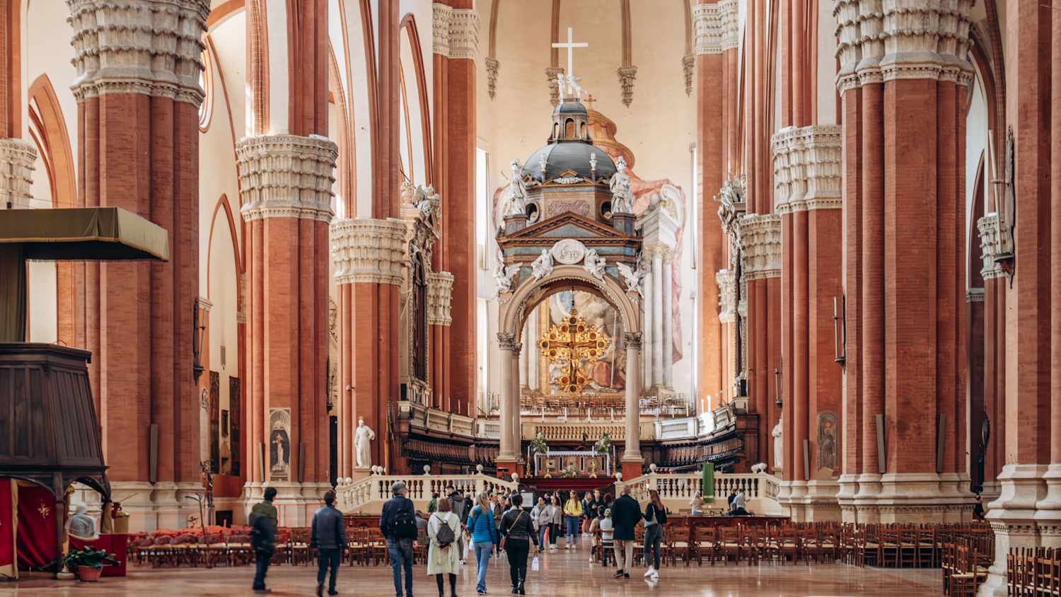 Die Innenansicht der Basilica di San Petronio  in Bologna