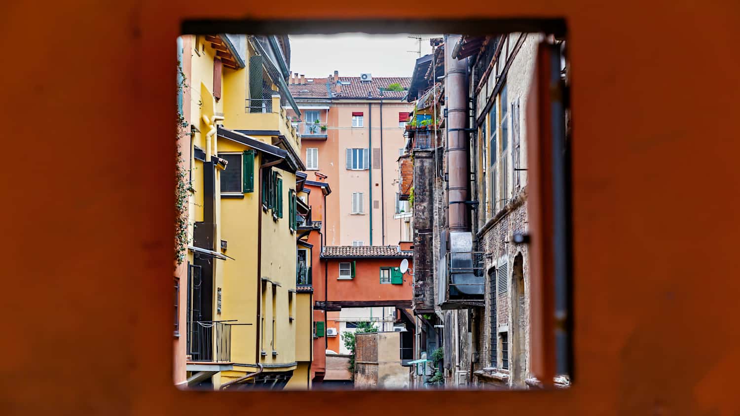 Blick aus dem geheimen Fenster zum Canale di Reno in Bologna