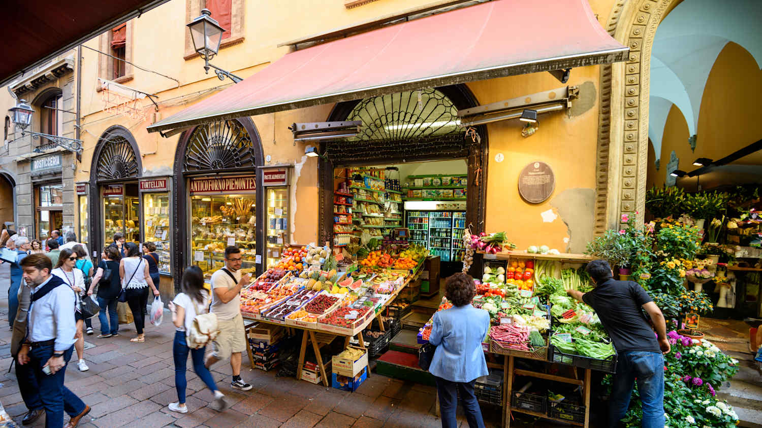 In der Altstadt von Bologna im belebten Stadteil Quadrilatero