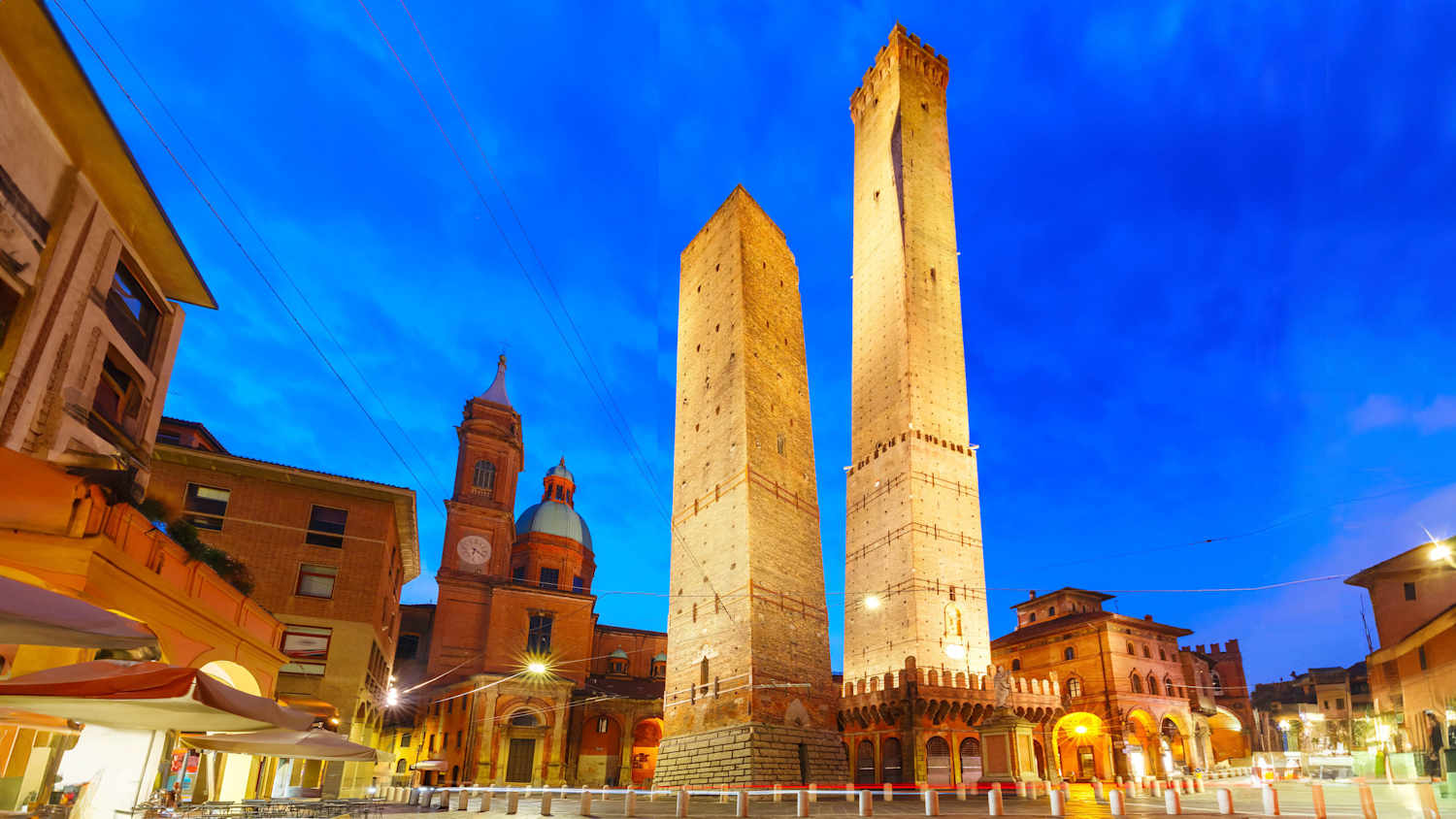 Das schiefe Turm-Paar in Bologna bei Abenddämmerung