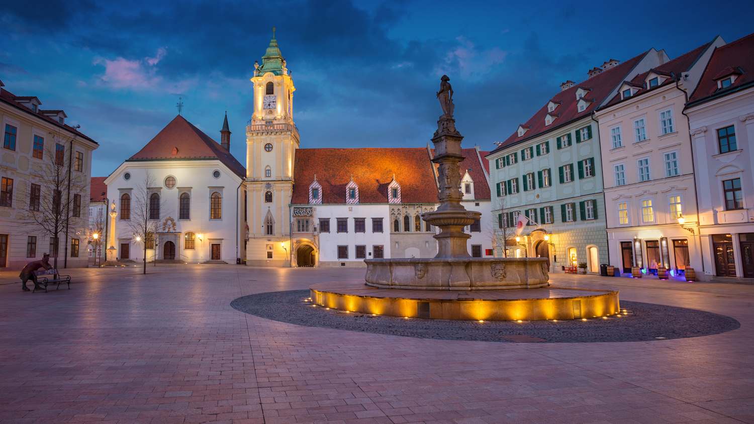 Der Hauptplatz in Bratislava in der Abenddämmerung