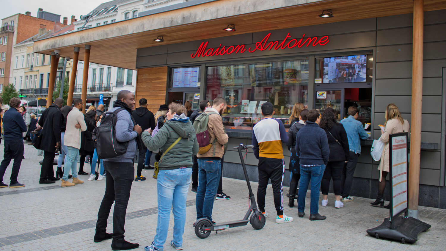 Menschen stehen an Maison Antoine in Brüssel an