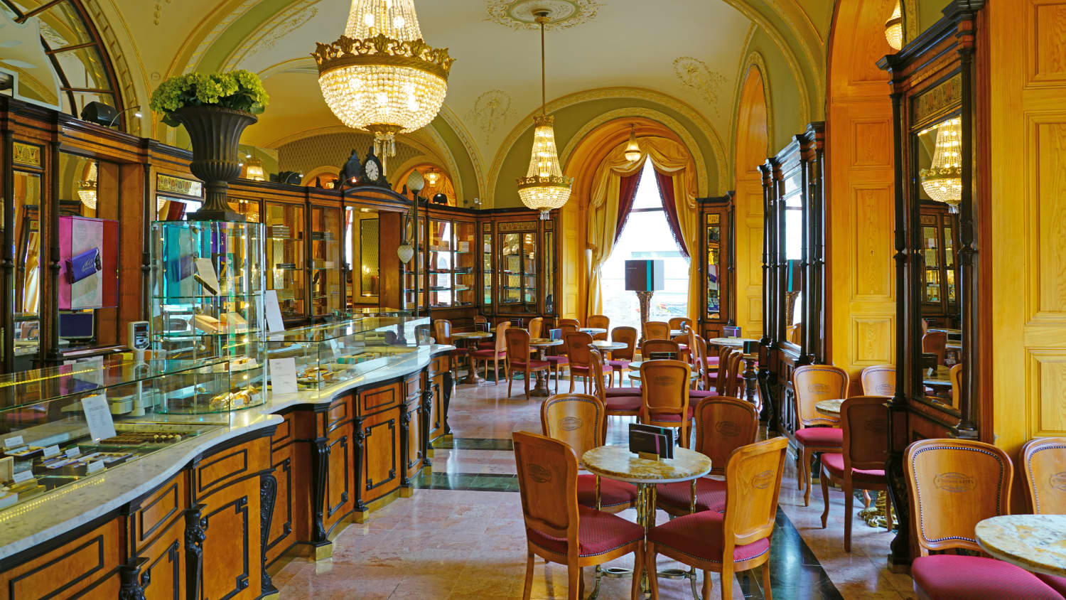 Blick in das Cafe Gerbeaud in Budapest