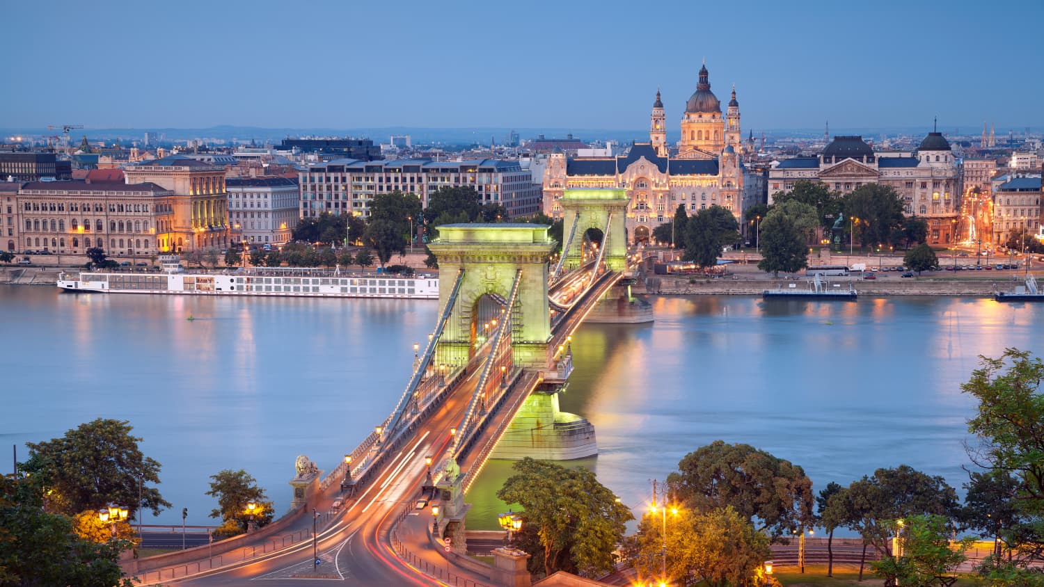 Blick auf die Kettenbrücke in Budapest bei Nacht