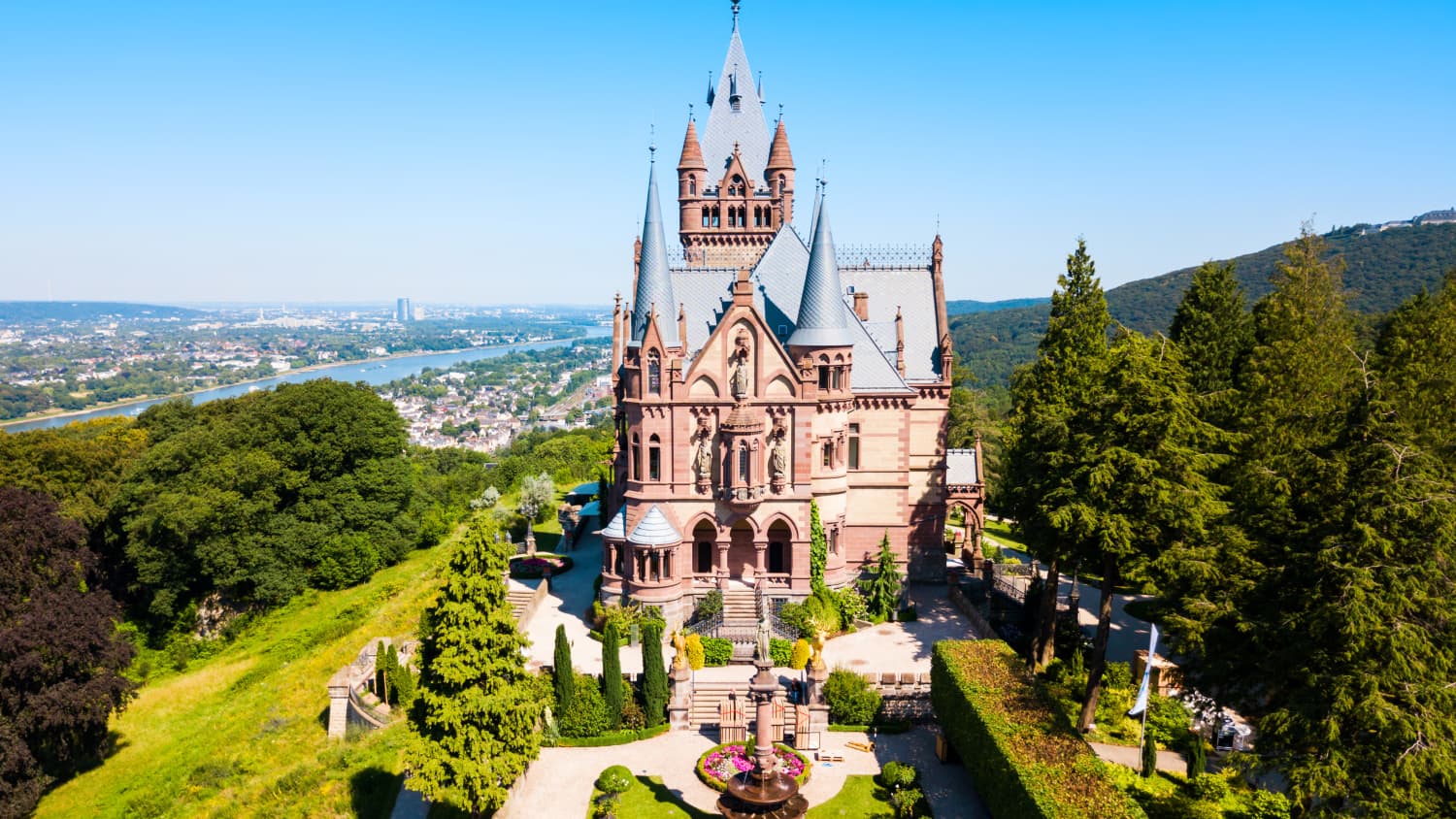 Luftaufnahme des Schloss Drachenburg