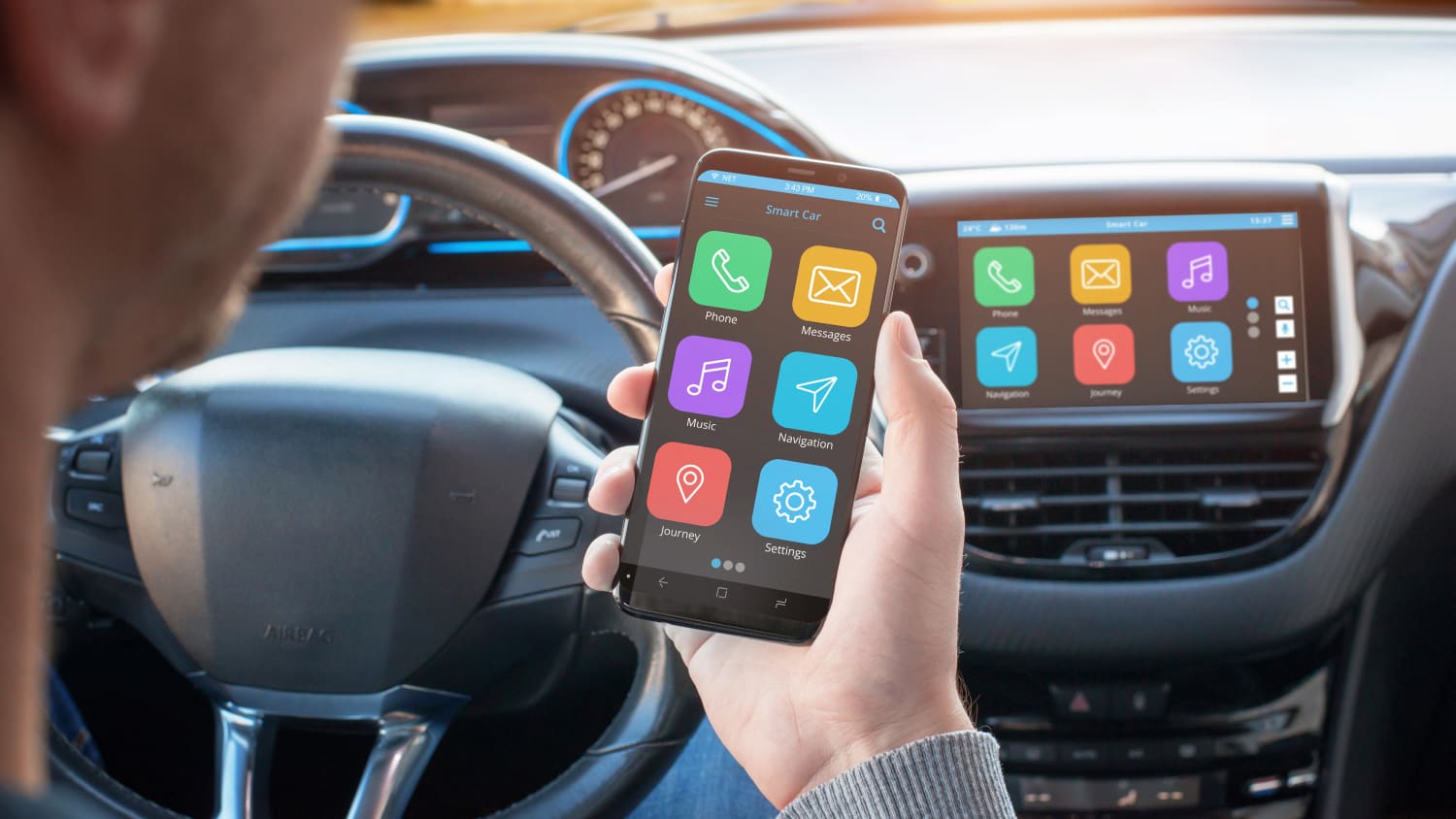 Mann verbindet sein Smartphone mit den Apps auf seinem Autodisplay