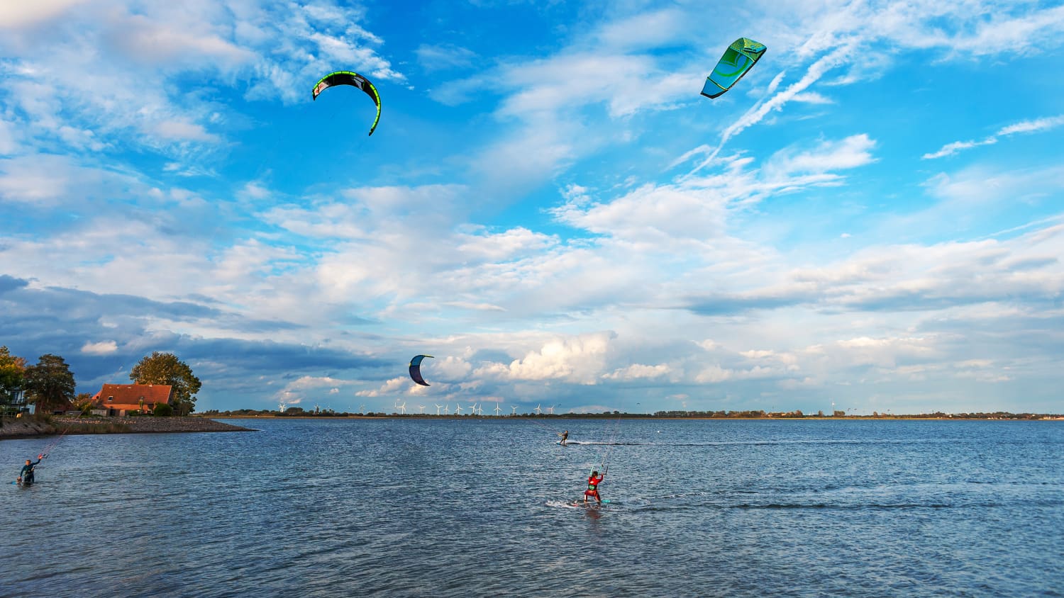 Drei Kitesurfer auf der Insel Fehmarn an der Ostsee