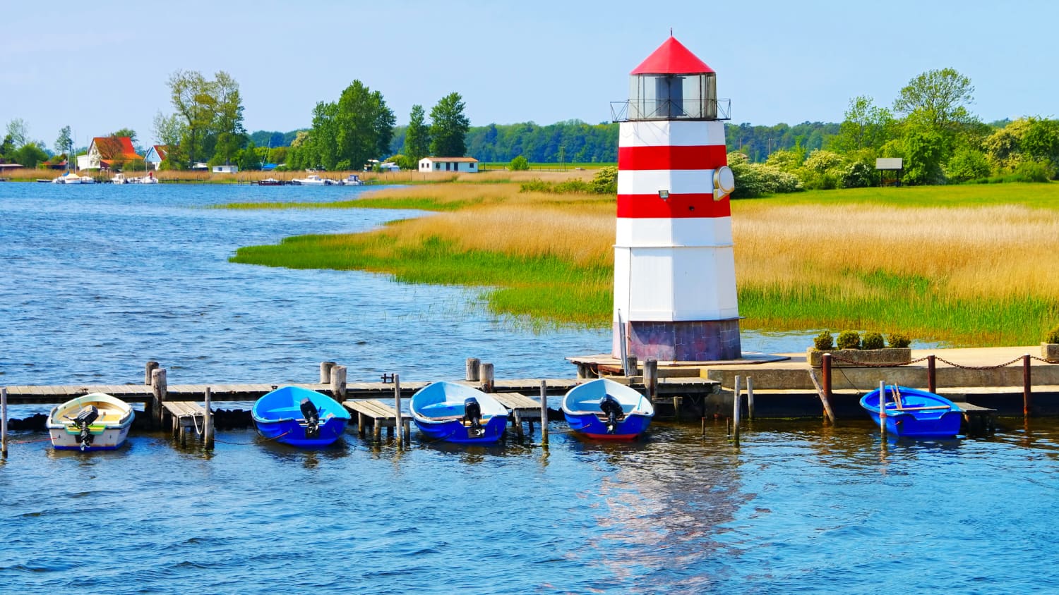 Der Leuchtturm der Insel Ummanz in der Ostsee mit Booten im Vordergrund